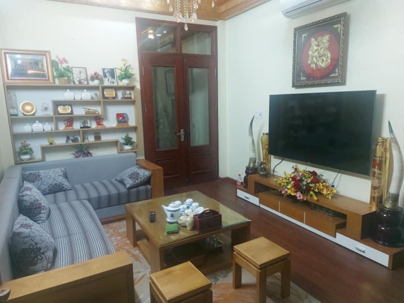 Gia đình cần bán gấp nhà Đức Giang, 48m2, 5T, khu phân lô, ngõ ô tô chạy, tránh - giá 4.45 tỷ